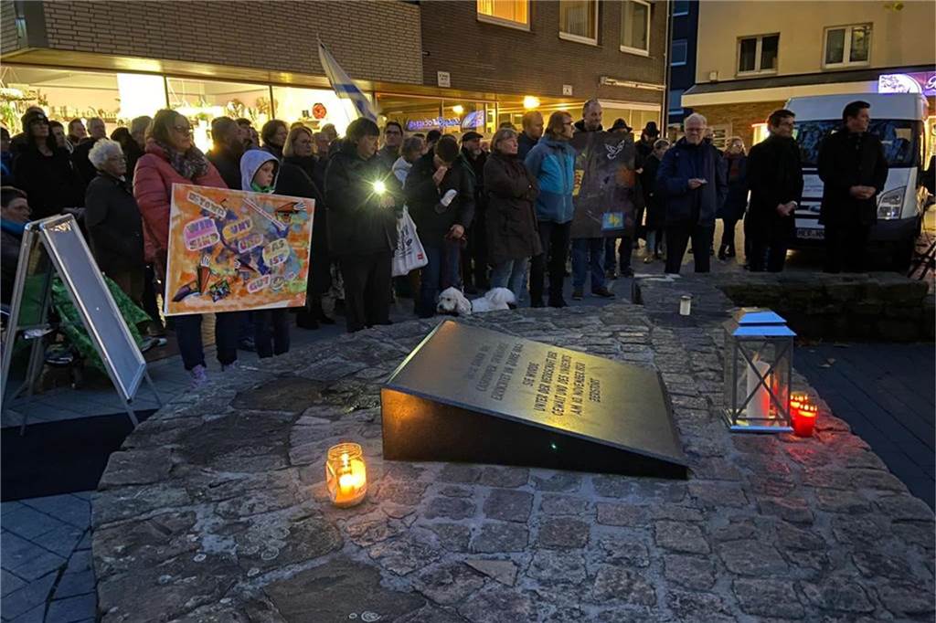 Hunderte Teilnehmer und viel Polizei bei Schweigemarsch in der Altstadt Bei der Kundgebung auf dem Simon-Cohen-Platz am 9.11.2023 gedachten viele Menschen an der Stelle, an der 1938, also auf den Tag vor 85 Jahren, die Castrop-Rauxeler Synagoge von den Nazis zerstört wurde.