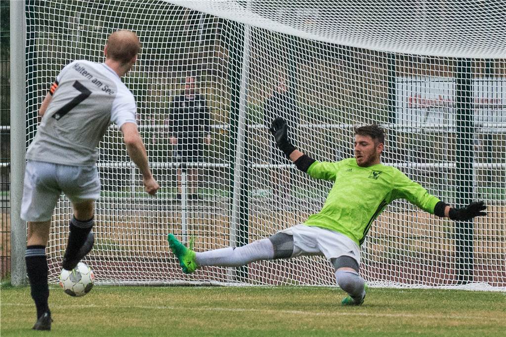 Sythener Torwart-Dreikampf: Einer hat Pech, einer seinen Platz im Pokal sicher Bei der letzten Stadtmeisterschaft noch Gegner, bekommt Philipp Berten heute nur noch beim Training Schüsse von Tobias Becker auf sein Tor.