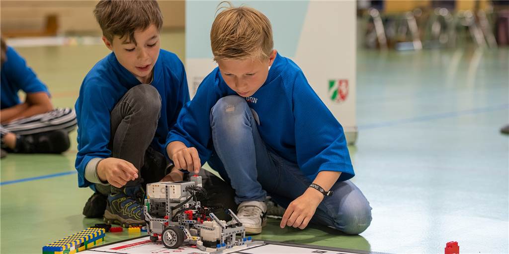 Technikbegeisterte von-Galen-Schüler sind spitze in NRW – nicht zum ersten Mal Bei der Lösung der Aufgaben mussten die Schülerinnen und Schüler Konzentration und Ausdauer beweisen. Vor allem war auf dem Weg zum Erfolg Teamgeist gefragt.