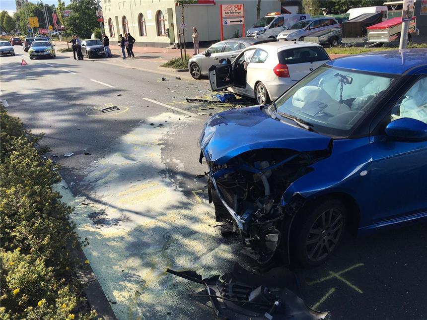 Massenkarambolage auf der Halterner Straße Bei der Massenkarambolage wurden zwei Menschen leicht verletzt.