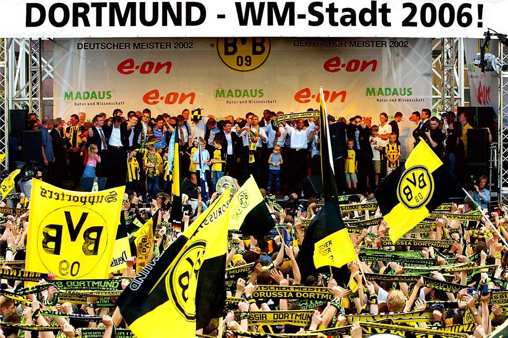 Bei der Meisterfeier 2002 warb die Stadt schon für die WM 2006.