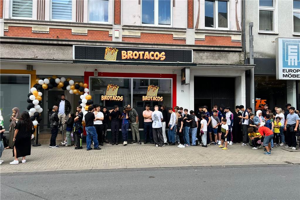 Tacoladen hat an der Lange Straße eröffnet Menschen stehen vor dem Laden "BroTacos" Schlange.