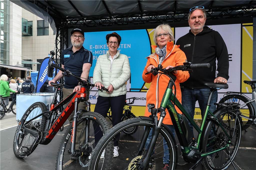 Beim E-Bike-Festival kann man „alle Räder auf Herz und Nieren prüfen“ Bei der offiziellen Eröffnung am Freitag sprachen auch DEW21-Chefin Heike Haim (2.v..l.) und Bürgermeisterin Barbara Brunsing.