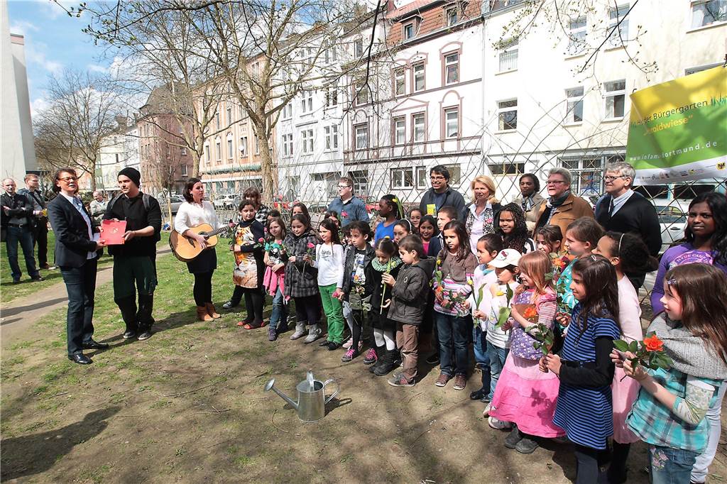Kleine Heroldwiese in der Nordstadt: Dem Bürgergarten fehlen die Bürger Bei der offiziellen Eröffnung des Bürgergartens im Jahr 2013 bedankte sich Bürgermeisterin Birgit Jörder (l.) bei Francois Brelinger von den Urbanisten.