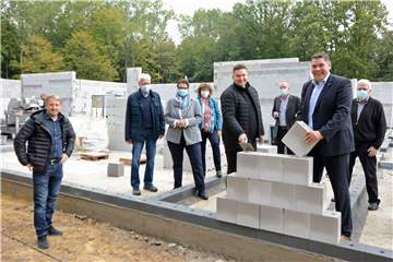 Bei der offiziellen Grundsteinlegung für den neuen Kindergarten konnten die Gäste sehen, wie weit die Arbeiten nur einen Monat nach dem Start fortgeschritten sind - sehr zur Freude von Bürgermeister Mario Löhr (2.v.r.) und Björn Reus (4.v.r.) von der Investorenfamilie .