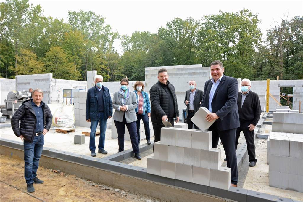 Neue Kita und Wohnungen am Pädagogenweg: So ist der Stand der Arbeiten Bei der offiziellen Grundsteinlegung für den neuen Kindergarten konnten die Gäste sehen, wie weit die Arbeiten nur einen Monat nach dem Start fortgeschritten sind - sehr zur Freude von Bürgermeister Mario Löhr (2.v.r.) und Björn Reus (4.v.r.) von der Investorenfamilie.
