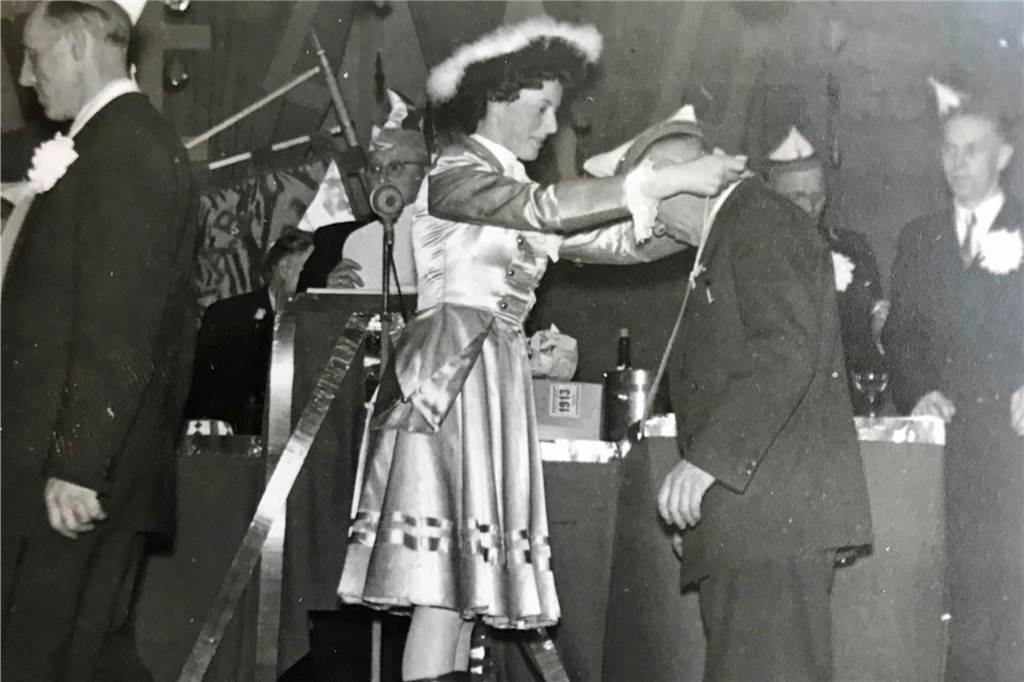 Willi Lülf trauert um seine Frau: „Wir hatten ein gutes Leben“ Bei der Ordensverleihung auf einer Karnevalssitzung Mitte der 1950er-Jahre.