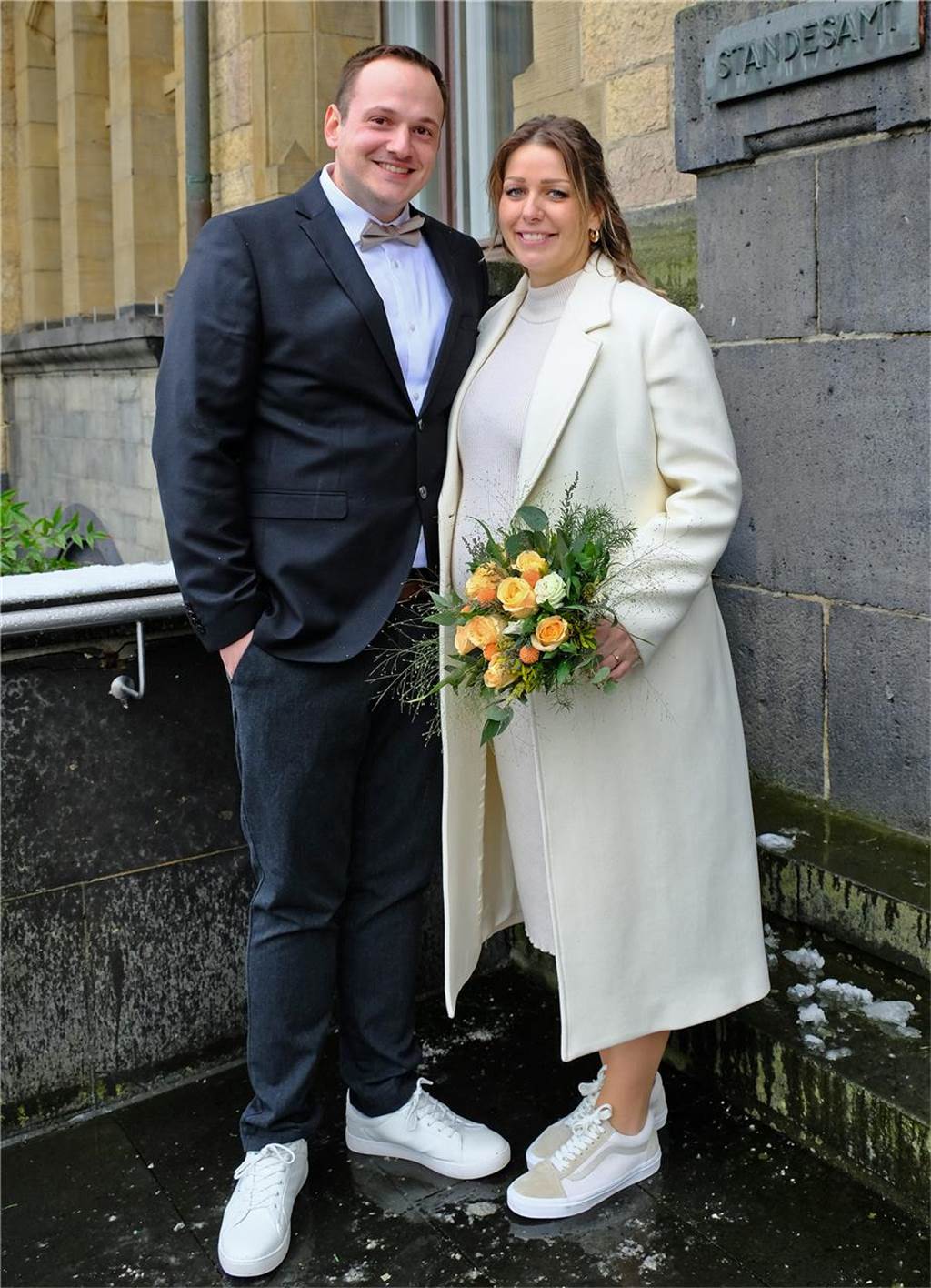 Die Eheleute Julia Griebner und Christian Krause nach ihrer Trauung vor dem Rathaus in Recklinghausen