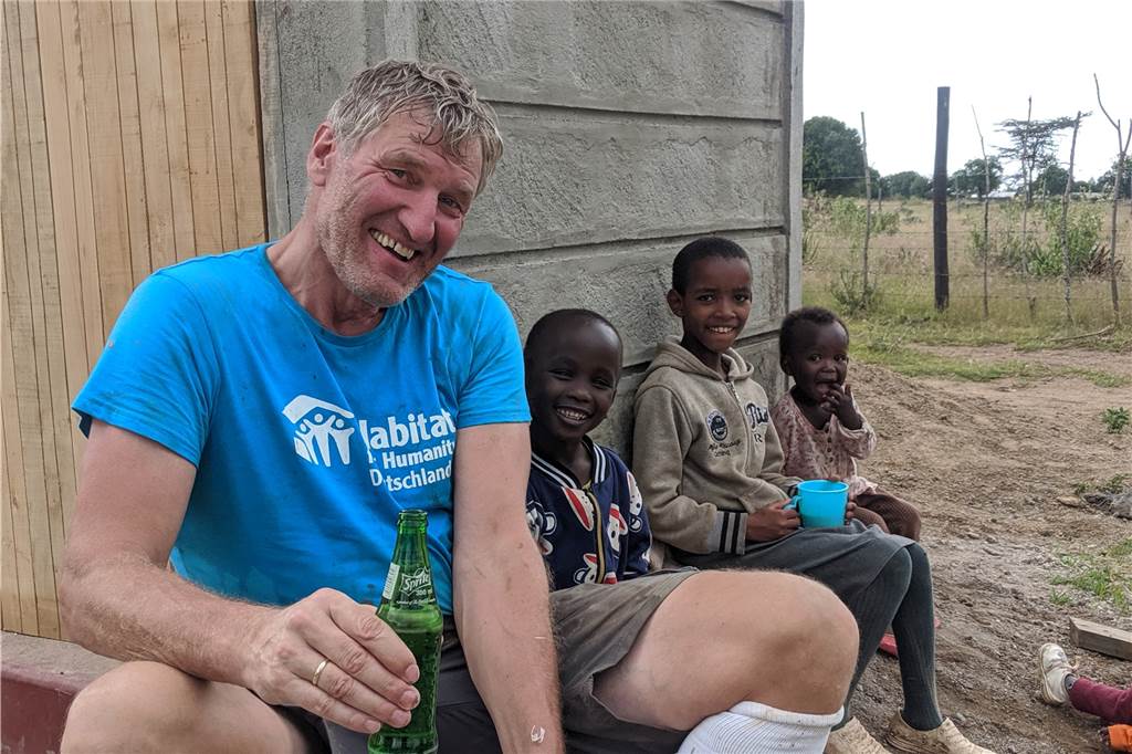 Oedinger Bauunternehmer Hubert Epping (58) war als „Hoffnungsbauer“ in Kenia Bei der Pause gab es ein kühles Getränk für Hubert Epping.