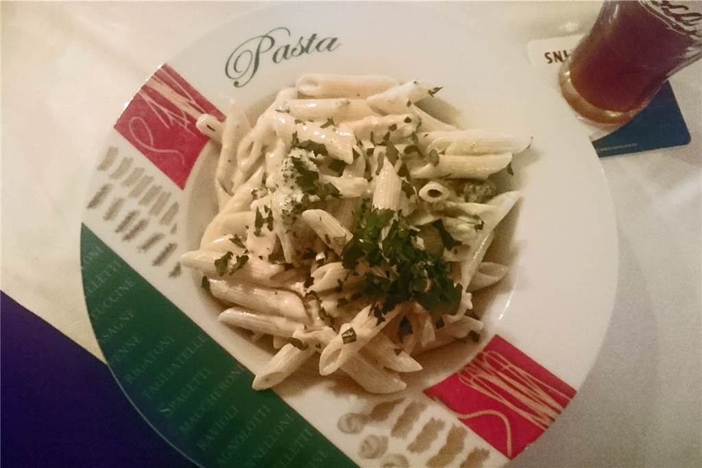 Ristorante da Marco: Wenn Essen und Service überhaupt nicht zur Einrichtung passen Bei der Penne Thünen fällt die üblicherweise tomatige Napolisauce als Sahnesauce aus.