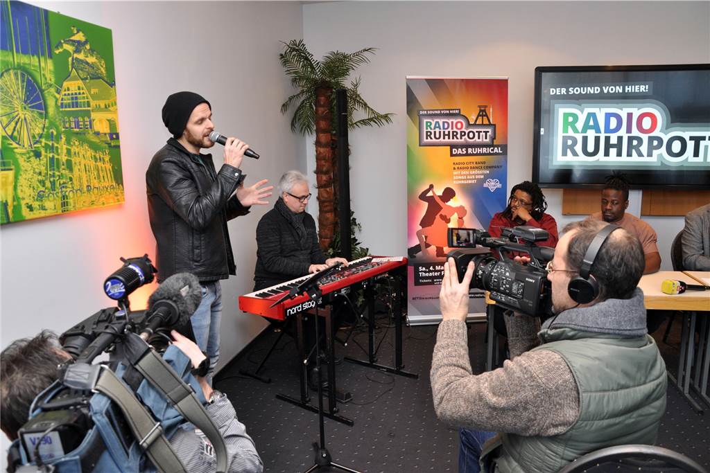 Castrop-Rauxel bekommt ein eigenes Musical - „Radio Ruhrpott“ startet am 2. Mai Bei der Pressekonferenz am 24. Januar gab Darsteller Sam Romdhane bereits ein kurzes Medley zum Besten. Aus "Griechischer Wein" wurde kurzerhand "Bottroper Bier". Und auch das Steigerlied durfte nicht fehlen.