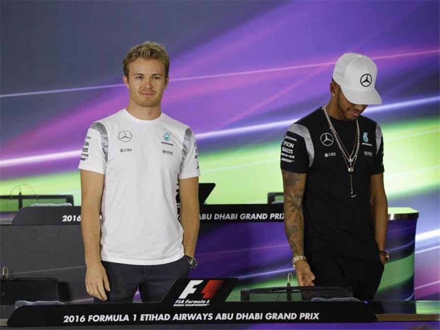 Rosberg ohne Handschlag ins Finale mit Hamilton Bei der Pressekonferenz in Abu Dhabi gab es zwischen Lewis Hamilton und Nico Rosberg keinen Handschlag. Foto: Valdrin Xhemaj
