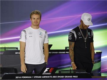 Bei der Pressekonferenz in Abu Dhabi gab es zwischen Lewis Hamilton und Nico Rosberg keinen Handschlag. Foto: Valdrin Xhemaj