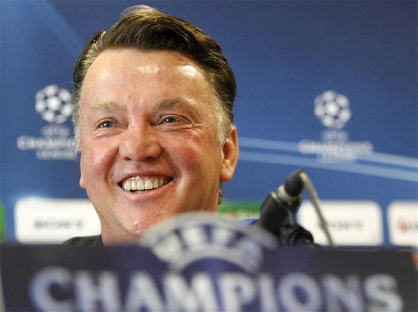Abwehr-Alarm: Bayern erwarten «heißen Tanz» Bei der Pressekonferenz in Lyon lässt sich Louis van Gaal ein Lächeln entlocken.