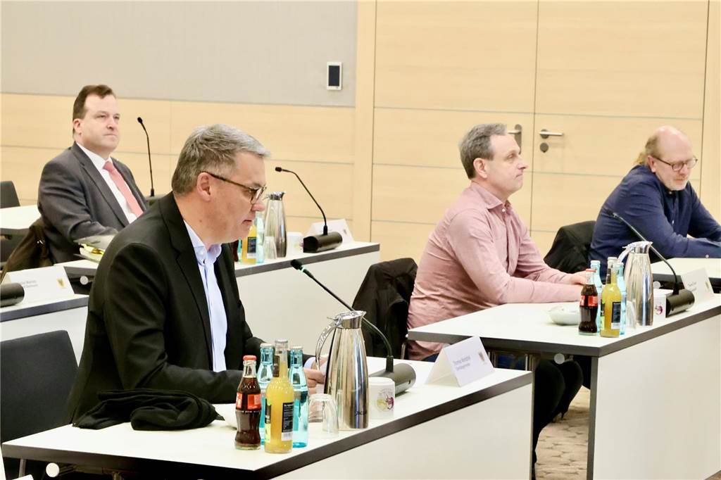 Bei der Pressekonferenz: OB Thomas Westphal neben den beiden Karstadt-Betriebsräten Thomas Bader und Joffrey Kallweit (v.l.).