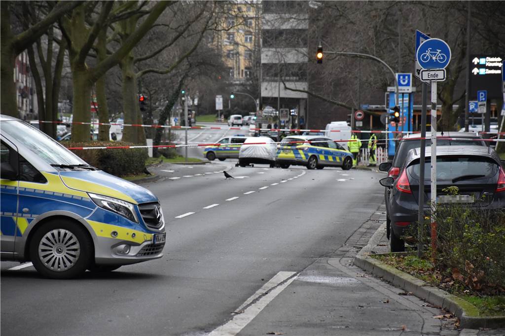 Polizei-Schüsse auf Auto: „Ein Wunder, dass mein Mandant noch lebt“ Bei der Rekonstruktion des Einsatzes ist die Leopoldstraße (B54) weiträumig abgesperrt worden.