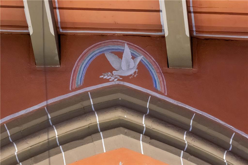Bei der Renovierung der Kirche bis 1984 malten Arbeiter die Taube auf.
