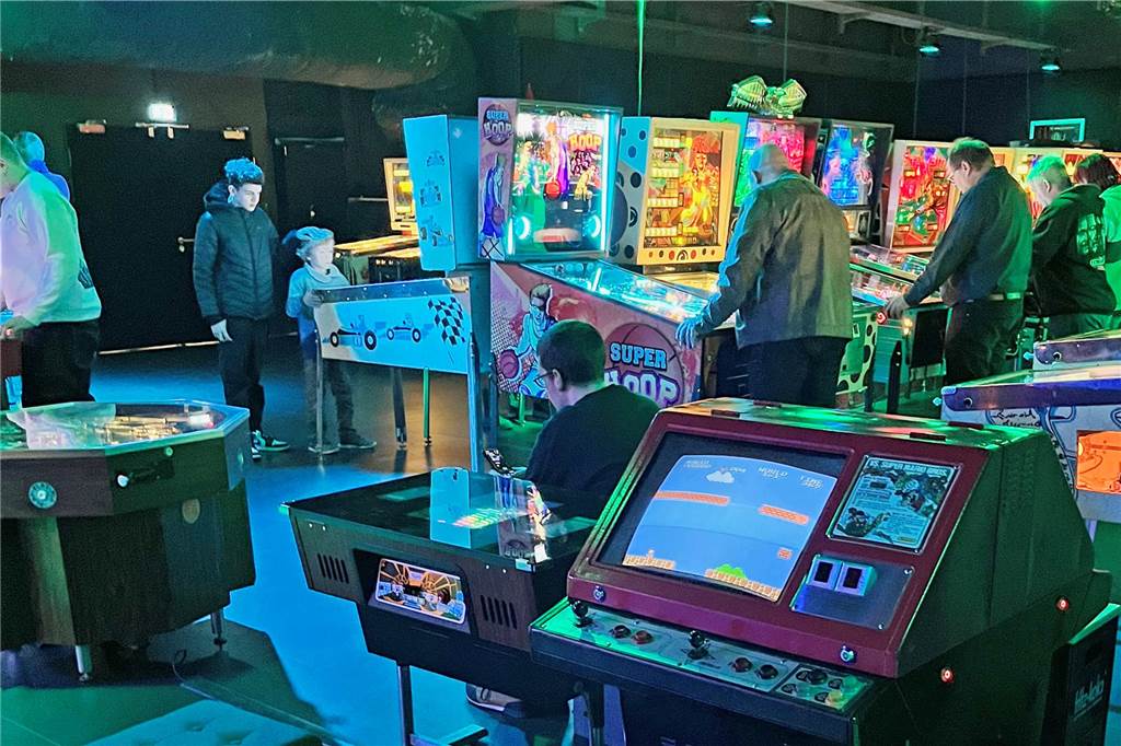 Spiele und Konsolen lassen Gäste in Kindheitserinnerungen schwelgen Ein Blick ins Retroverse mit Besuchern