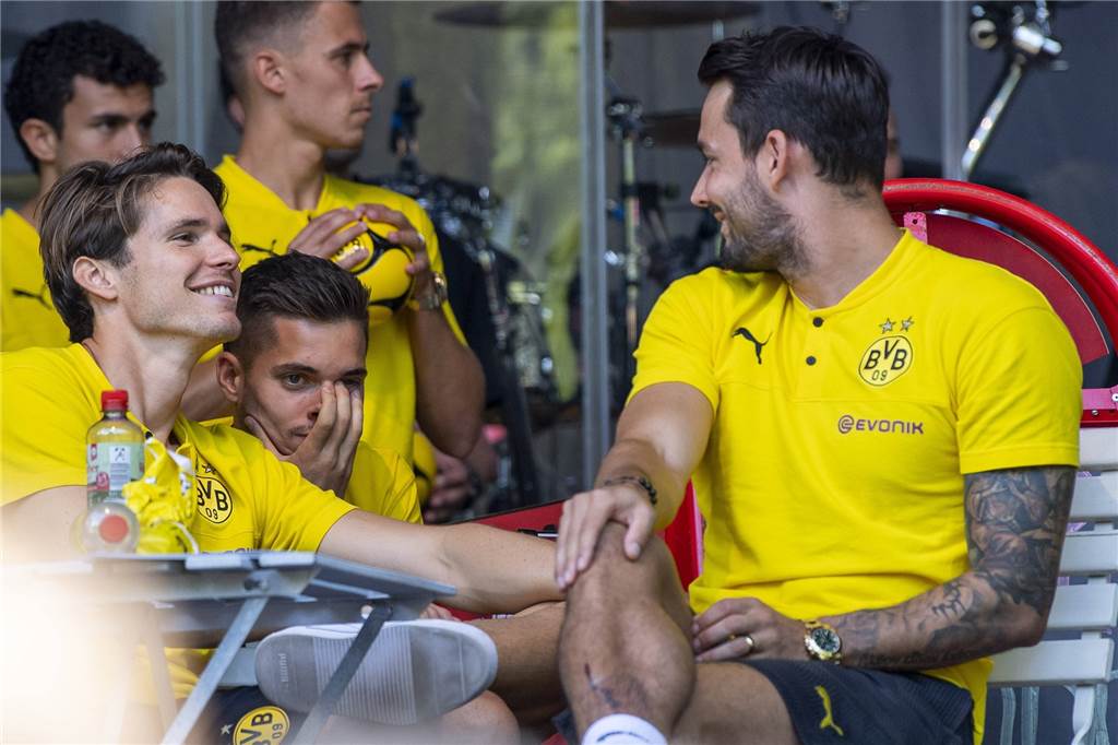 Roman Bürki - Rückhalt, Lautsprecher und Leistungsträger beim BVB Bei der Saisoneröffnung deutlich zu sehen: Die verkrustete Wunde an Roman Bürkis Schienbein.