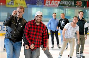 Bei der Saisoneröffnung noch in Zivil, ab Oktober dann in Blau und Gelb: der neue Kader der Eisadler.