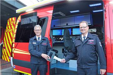 Bei der Schlüsselübergabe: Bodo Bernsdorf (l.), Leiter des Löschzuges Stadtmitte und Feuerwehr-Chef Thomas Temmann.