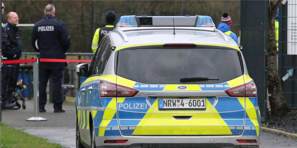 Polizeieinsatz und Spielabbruch bei Fußballspiel in Massen: Unbekannter schlägt Schiedsrichter Bei der SG Massen gab es am Donnerstagabend einen Polizeieinsatz rund um ein Damenspiel.