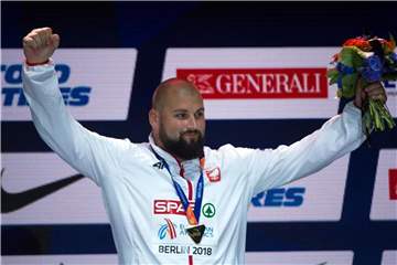 Bei der Siegerehrung für Goldmedaillengewinner Michal Haratyk aus Polen wurde eine falsche Hymne gespielt. Foto: Hendrik Schmidt