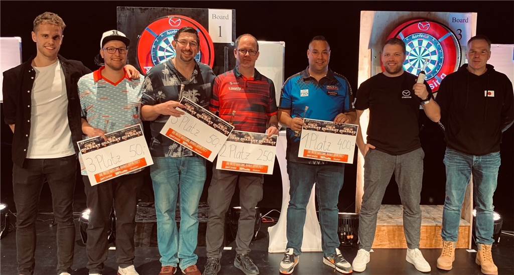 Dart im Quadrat Bei der Siegerehrung (v.l.) Hendrik Almering (Turnierorganisator), Roman Jäger, Björn Marcel Gemkow (Halbfinalisten und damit Platz drei), André Bauland (Zweiter), Turniersieger Jermaine Wattimena, Caller Lukas Gerling aus Wessum, Hauptsponsor Christian Wassing.