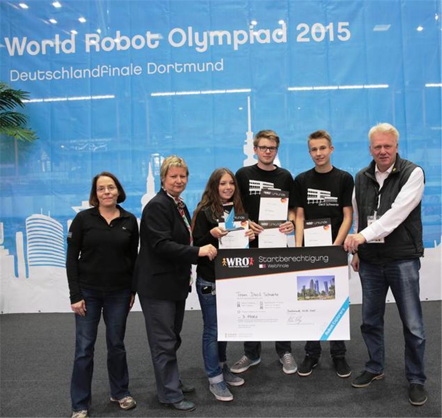 Schwerter fahren zur Roboterolympiade nach Katar Bei der Siegerehrung: vlnr. Jurorin Dr. Sylvia Rückheim, Schulministerin Sylvia Löhrmann, Team Dacil Schwerte, Oberbürgermeister der Stadt Dortmund Ulrich Sierau.
Roboter Olympiade in Dortmund, Gesamtschule Schwerte