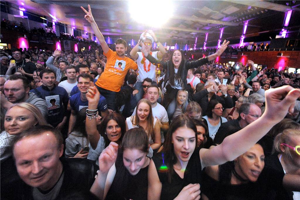 Der Kalender ist schon wieder voll: Das passiert 2019 in Castrop-Rauxel Bei der Solidarfonds-Schlagerparty in der Europahalle werden wieder die Hände in die Höhe gestreckt.
