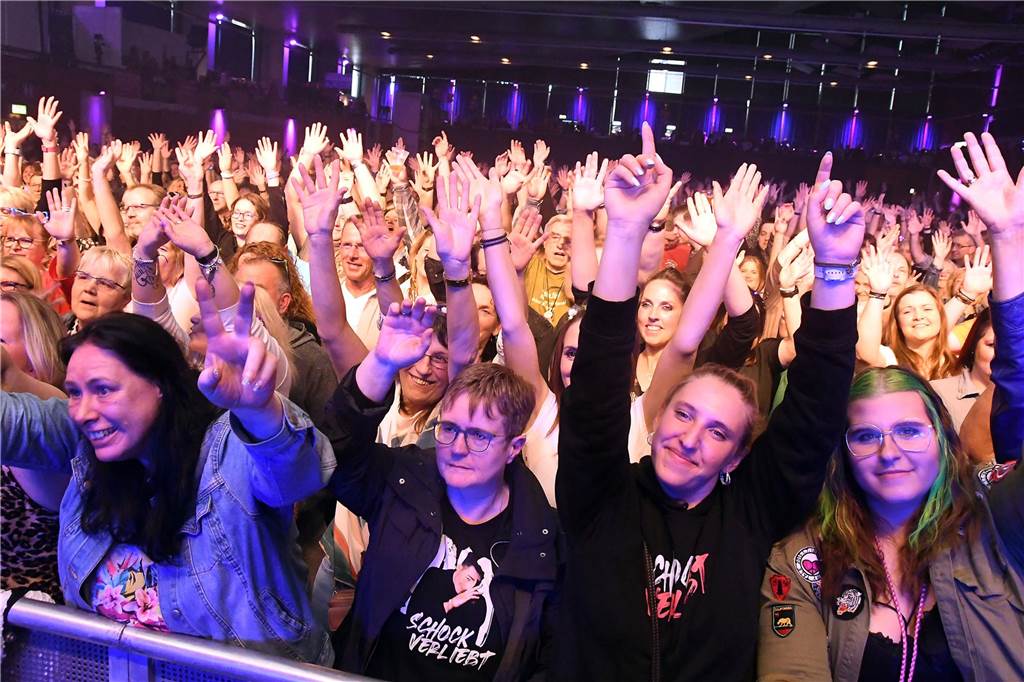 Bei der Solidarfonds-Schlagerparty standen Saskia Leppin und Daniel Sommer im Startprogramm auf der Bühne. Da gingen die Hände der Zuschauer schon in die Höhe.