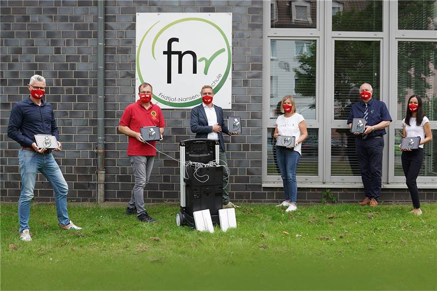 Lions-Club unterstützt Schüler in Coronazeiten mit Tablets Bei der Spendenübergabe des Lions-Clubs Castrop-Rauxel konnte das Team der Fridtjof-Nansen-Realschule 20 I-Pads mit Ladestation entgegennehmen. In gebührendem Abstand kamen Ideengeber Dr. Christan Kühne, Lions-Präsident Peter Hof zum Berge, Hauptsponsor Max Zimmer, Sozialpädagogin Melanie Dinnus-Linne (FNR), Schulleiter Alfred Horn (FNR) und Medienbeauftragte Hilal Bozkurt (FNR) am Mittwoch zusammen.