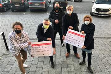 Bei der Spendenübergabe (v.l.): Karsten Schlösser (Terrortucken), Rainer Kruck (Sparkasse), Jörg Schlösser (Terrortucken) sowie Christian Gierse und Anne Lanfermann vom Förderverein zur Bekämpfung von Aids.
