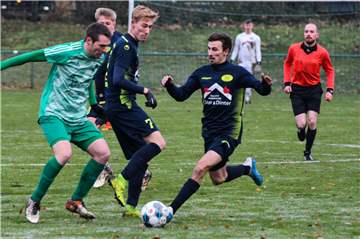 Bei der Spvg Schwerin, hier mit Niklas Jürgens (M.) und Timo Ballmann (r.), in der Saison 2019/20 beim Erler SV, gibt es einen Spieler, den der Trainer künftig nicht die vollen 90 Minuten einsetzen möchte.