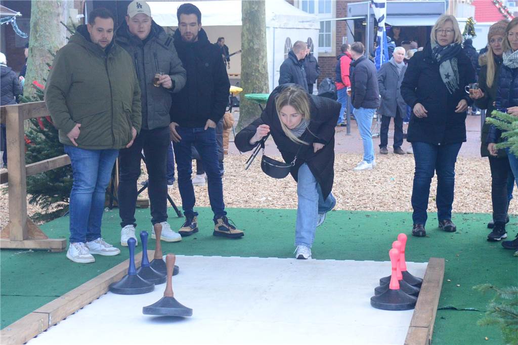 Viele Fotos vom Weihnachtsmarkt: Schafe, Heilige Drei Könige und viele Besucher