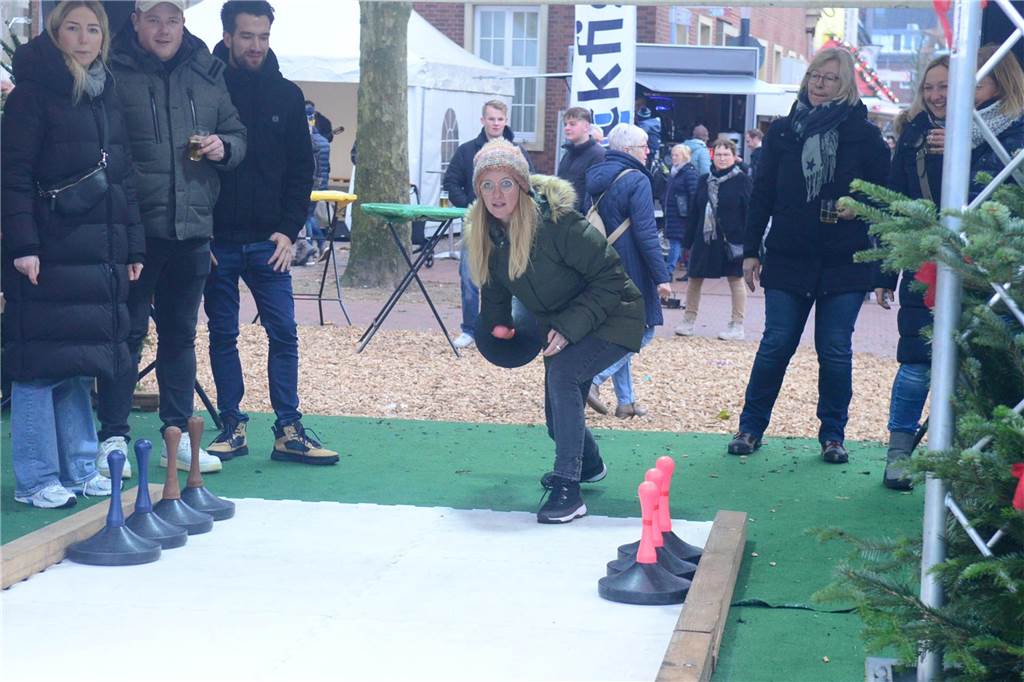 Viele Fotos vom Weihnachtsmarkt: Schafe, Heilige Drei Könige und viele Besucher