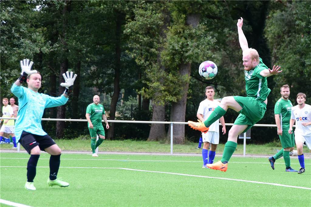 Bei der Stadtmeisterschaft der Reserven zogen am ersten Tag der TuS Haltern, SV Bossendorf, SV Lippramsdorf und Concordia Flaesheim ins Halbfinale ein. Jedes der acht Halterner Teams war am Samstag dreimal im Einsatz.