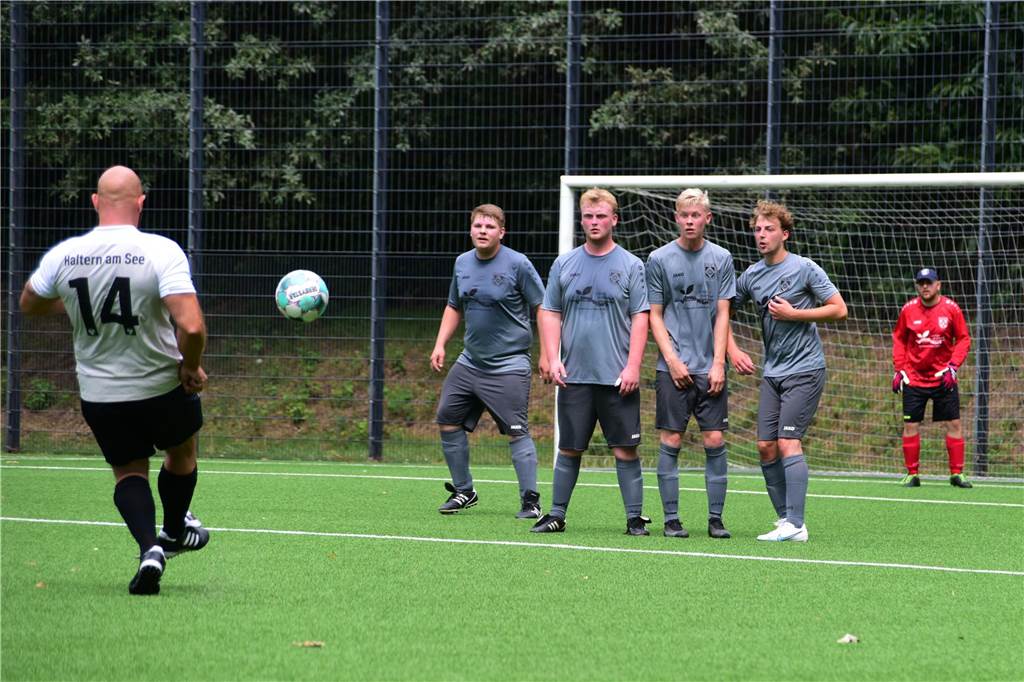 Bei der Stadtmeisterschaft der Reserven zogen am ersten Tag der TuS Haltern, SV Bossendorf, SV Lippramsdorf und Concordia Flaesheim ins Halbfinale ein. Jedes der acht Halterner Teams war am Samstag dreimal im Einsatz.