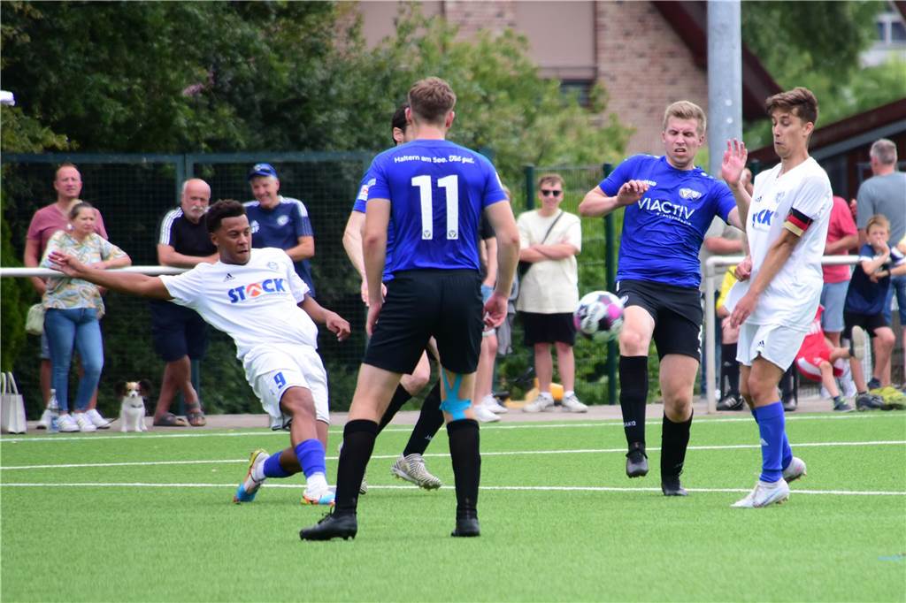 Bei der Stadtmeisterschaft der Reserven zogen am ersten Tag der TuS Haltern, SV Bossendorf, SV Lippramsdorf und Concordia Flaesheim ins Halbfinale ein. Jedes der acht Halterner Teams war am Samstag dreimal im Einsatz.