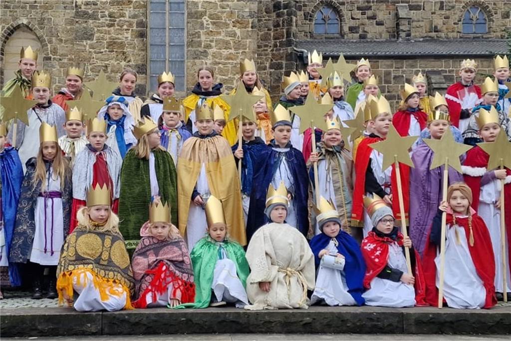 Die Sternsinger draußen vor der St.-Laurentius-Kirche.
