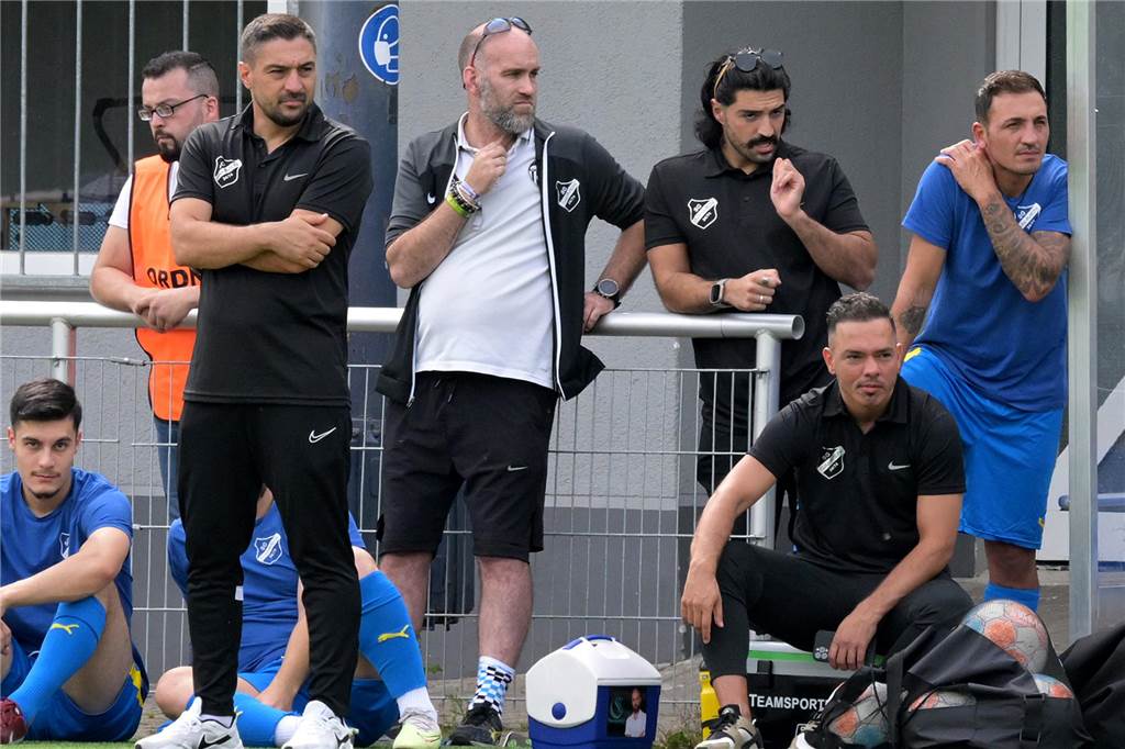 Aufregung beim Bezirksliga-Derby : Spieler von BW Alstedde rassistisch beleidigt? Bei der Trainerbank von Kadir Kaya (stehend links) ging es in der 61. Minute hoch her.