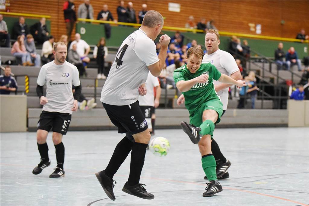 Bei der Ü40-Hallenfußballstadtmeisterschaft setzte sich der TuS Sythen durch.