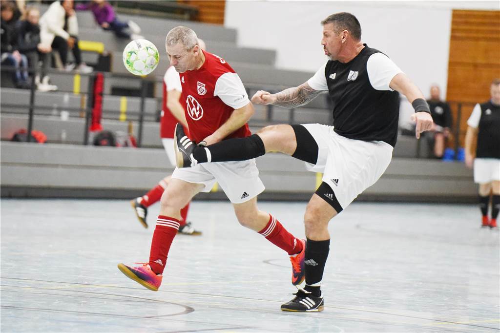 Bei der Ü40-Hallenfußballstadtmeisterschaft setzte sich der TuS Sythen durch.