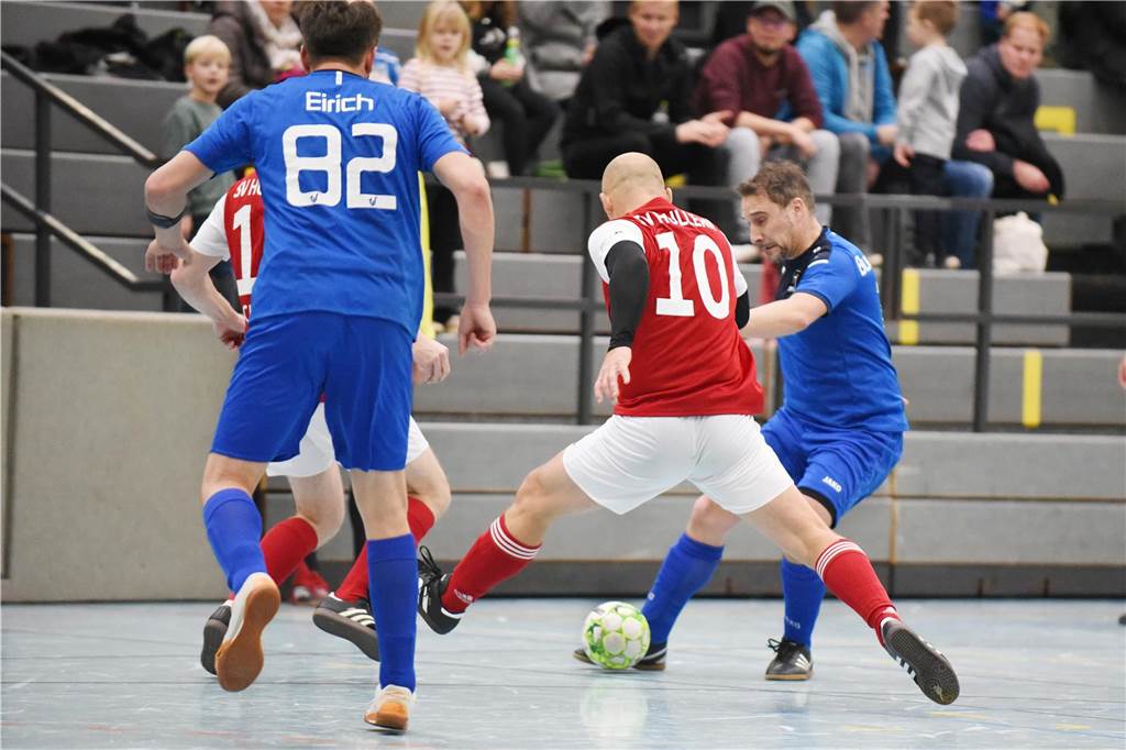 Bei der Ü40-Hallenfußballstadtmeisterschaft setzte sich der TuS Sythen durch.