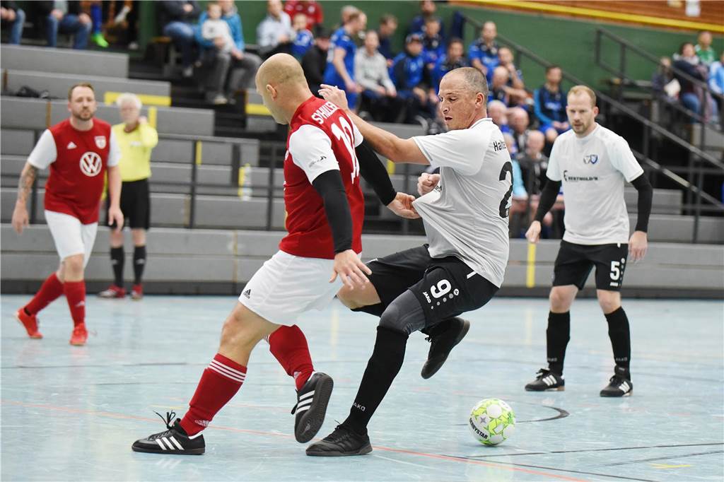 Bei der Ü40-Hallenfußballstadtmeisterschaft setzte sich der TuS Sythen durch.
