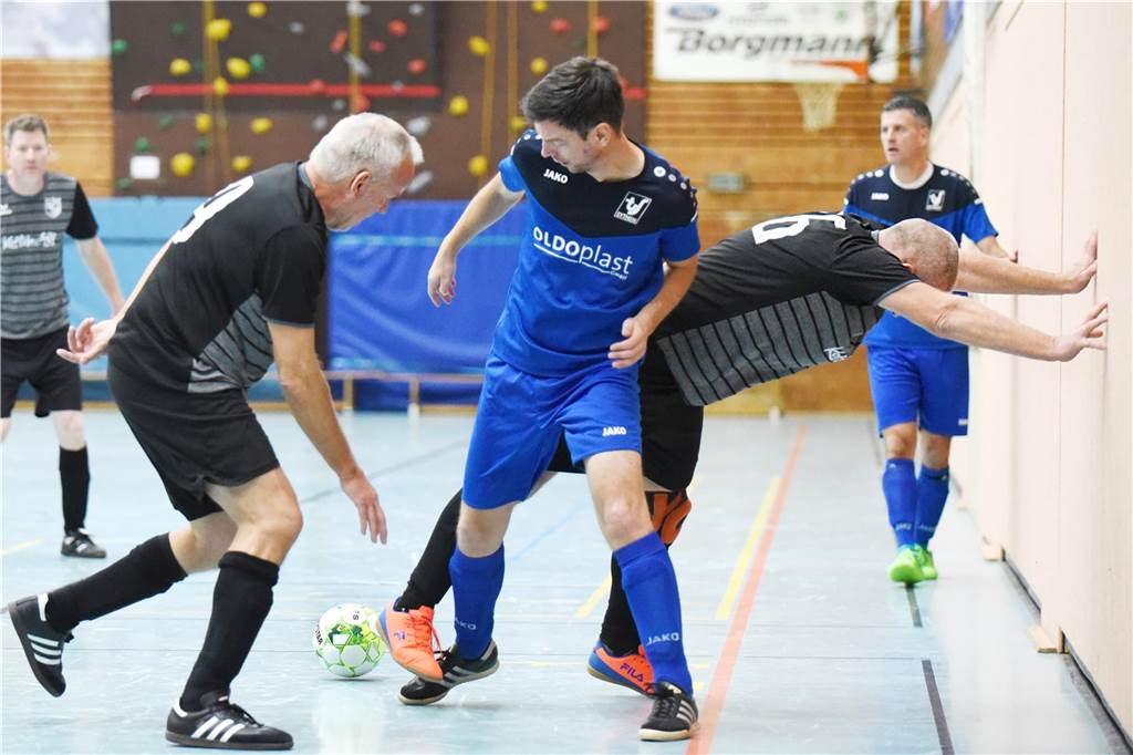 Bei der Ü40-Hallenfußballstadtmeisterschaft setzte sich der TuS Sythen durch.