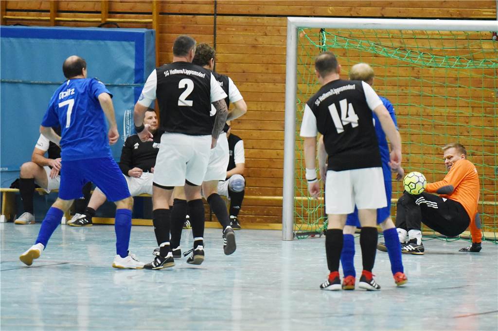 Bei der Ü40-Hallenfußballstadtmeisterschaft setzte sich der TuS Sythen durch.