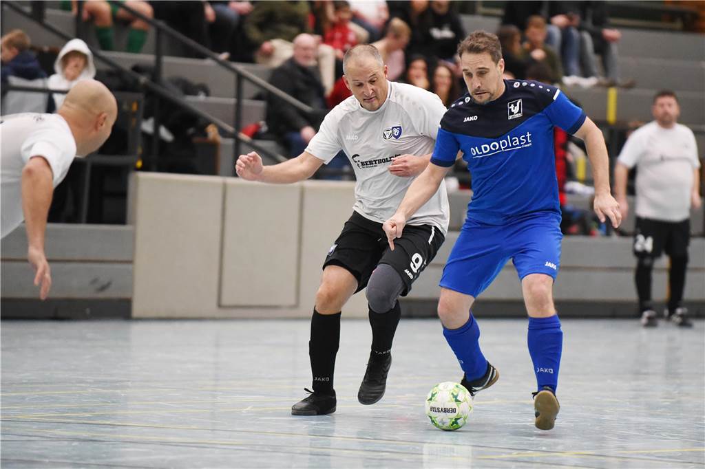 Bei der Ü40-Hallenfußballstadtmeisterschaft setzte sich der TuS Sythen durch.
