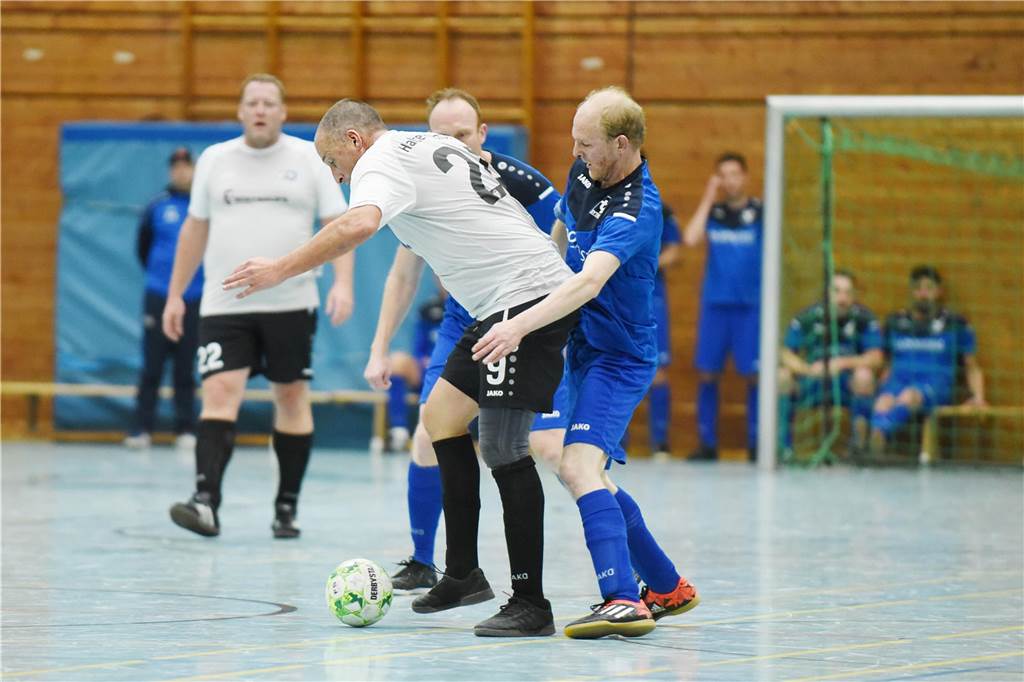 Bei der Ü40-Hallenfußballstadtmeisterschaft setzte sich der TuS Sythen durch.
