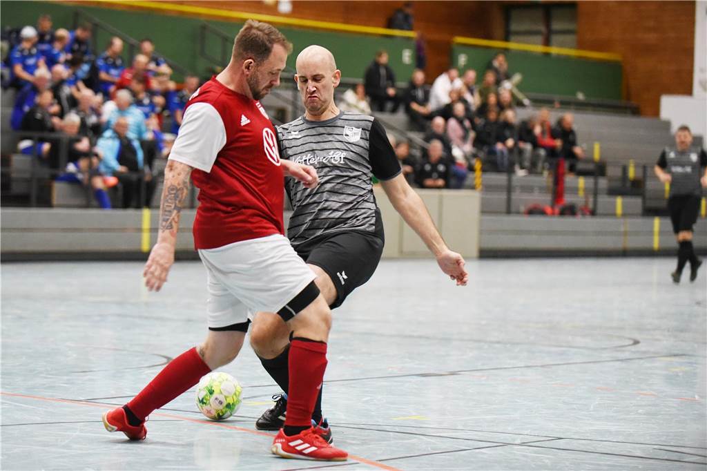 Bei der Ü40-Hallenfußballstadtmeisterschaft setzte sich der TuS Sythen durch.